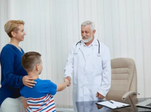 ребенок с мамой у врача