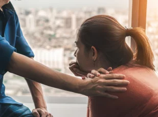 врач поддерживает пациентку